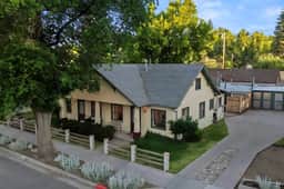 Stylish 1920s Downtown Flagstaff  unit W/HotTub