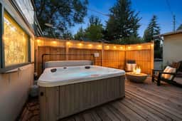 Stylish & Cozy Downtown 2 Bedroom Unit w/ Hot Tub
