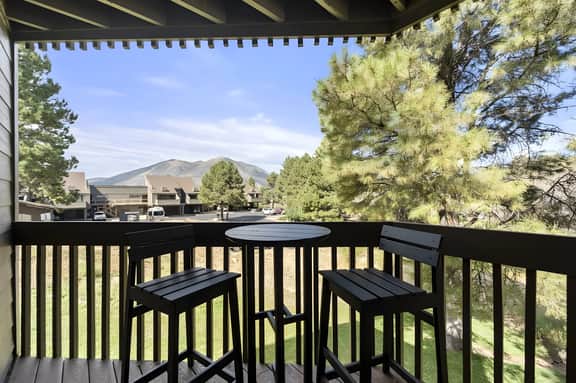Serene Flagstaff home with tranquil Mountain View’s