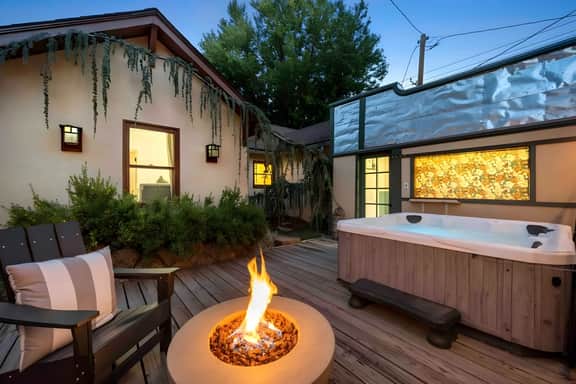 Stylish 1920s Downtown Flagstaff  unit W/HotTub