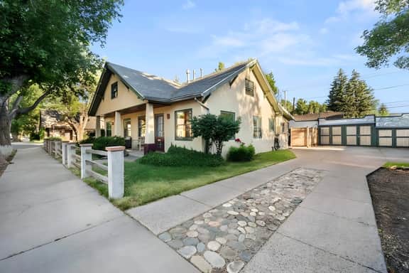 Stylish 1920s Downtown Flagstaff  unit W/HotTub