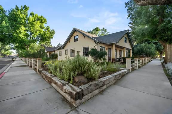 Stylish & Cozy Downtown 2 Bedroom Unit w/ Hot Tub