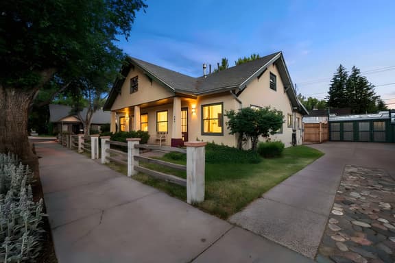 Stylish heart of Downtown Flagstaff Unit w/ Hot Tub