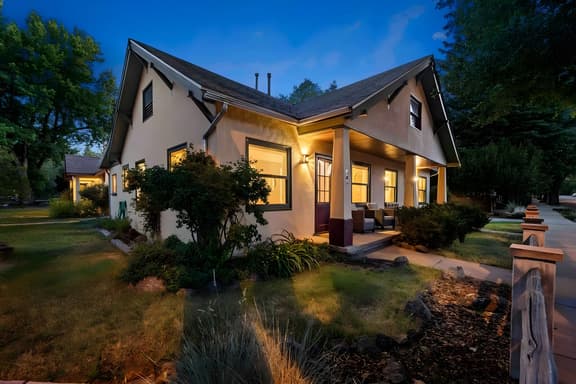 Stylish 1920s Downtown Flagstaff  unit W/HotTub