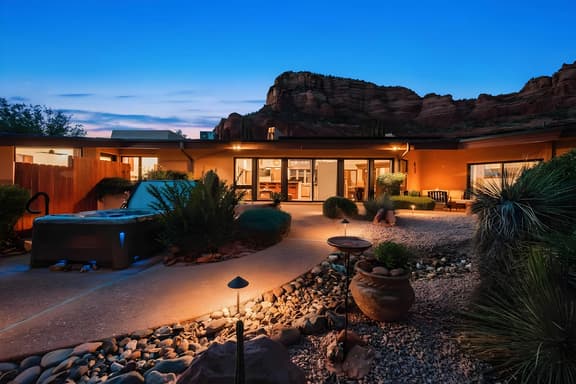 Amazing views/heated pool/hot tub/EV charger