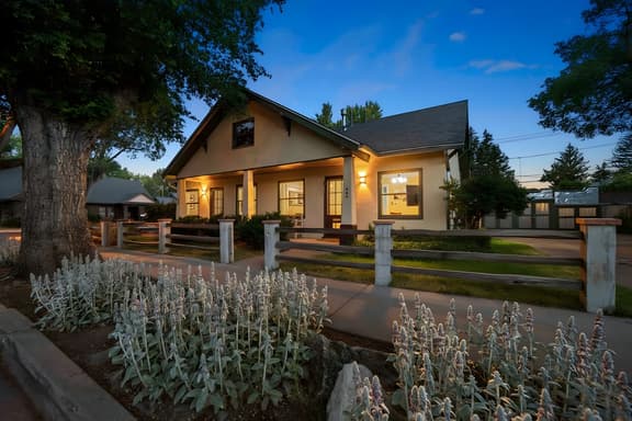 Stylish & Cozy Downtown 2 Bedroom Unit w/ Hot Tub
