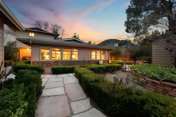 Uptown Garden home w/ Hot Tub & Fire Pit